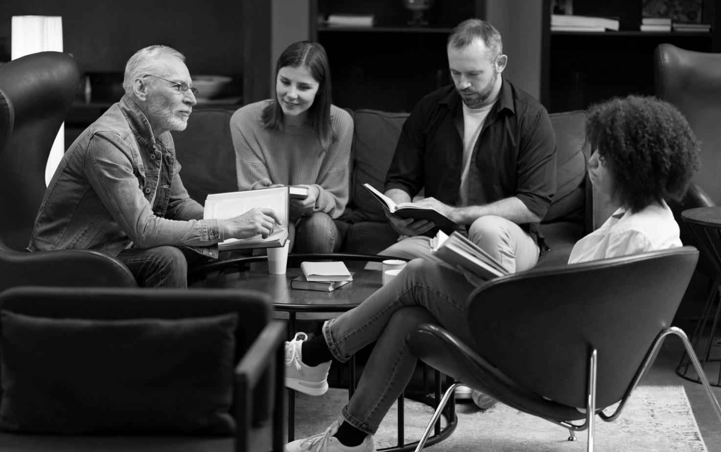 Persona in riflessione con vista panoramica naturale che simboleggia introspezione e crescita personale